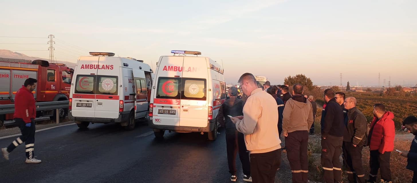 Alaşehir'de otomobil yolcu minibüsüne arkadan çarptı!-1