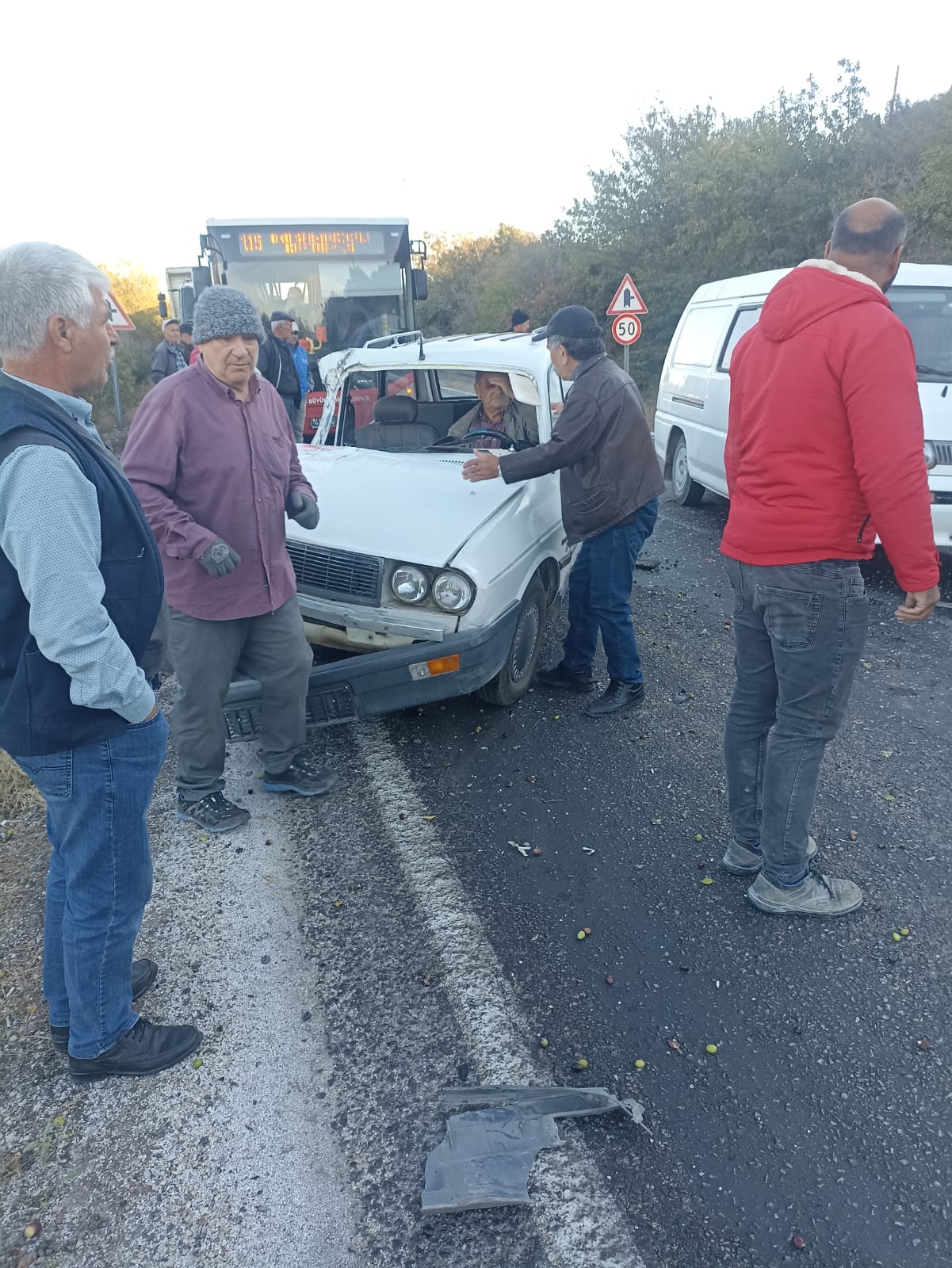 Akhisar’da zeytin yüklü traktör ile otomobil çarpıştı: 2 yaralı