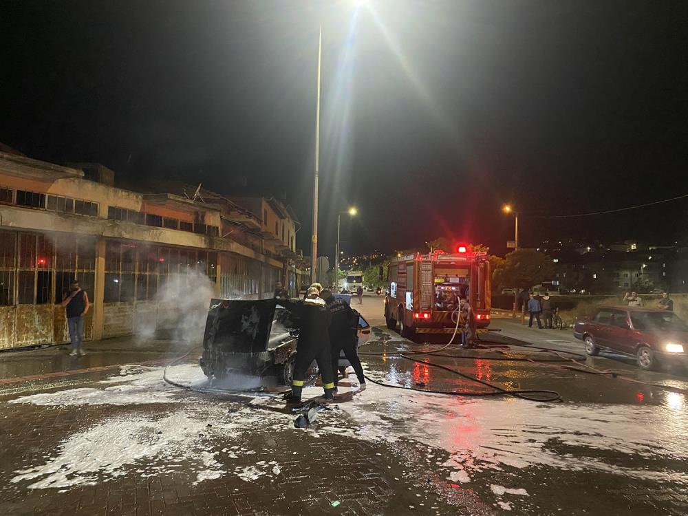 Manisa'da seyir halindeki otomobil alevlere teslim oldu-2