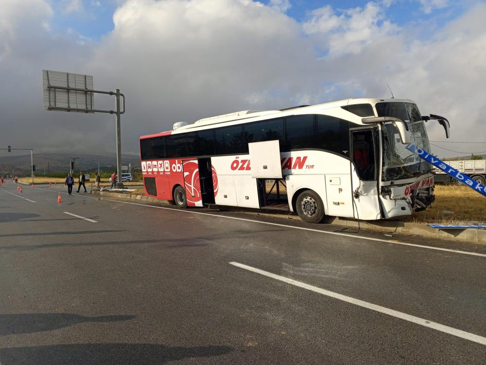 Yolcu otobüsü ile traktör çarpıştı: 1 ölü 1 yaralı-1