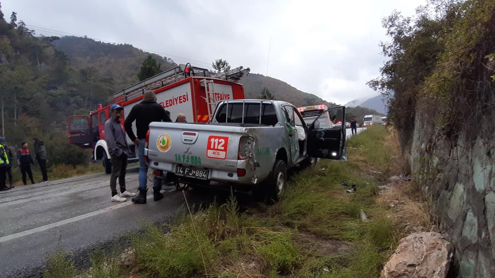 Yoldan çıkan pikap duvara çarptı: 4 yaralı