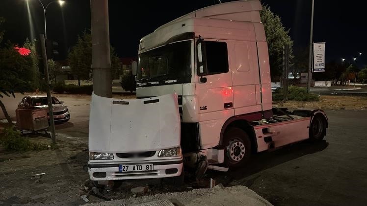 Kontrolden çıkan tır, işçi servisi ile otomobile çarptı: 13 yaralı