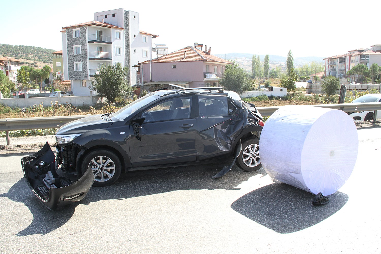 Manisa'da kağıt bobini otomobilin üzerine düştü!-2