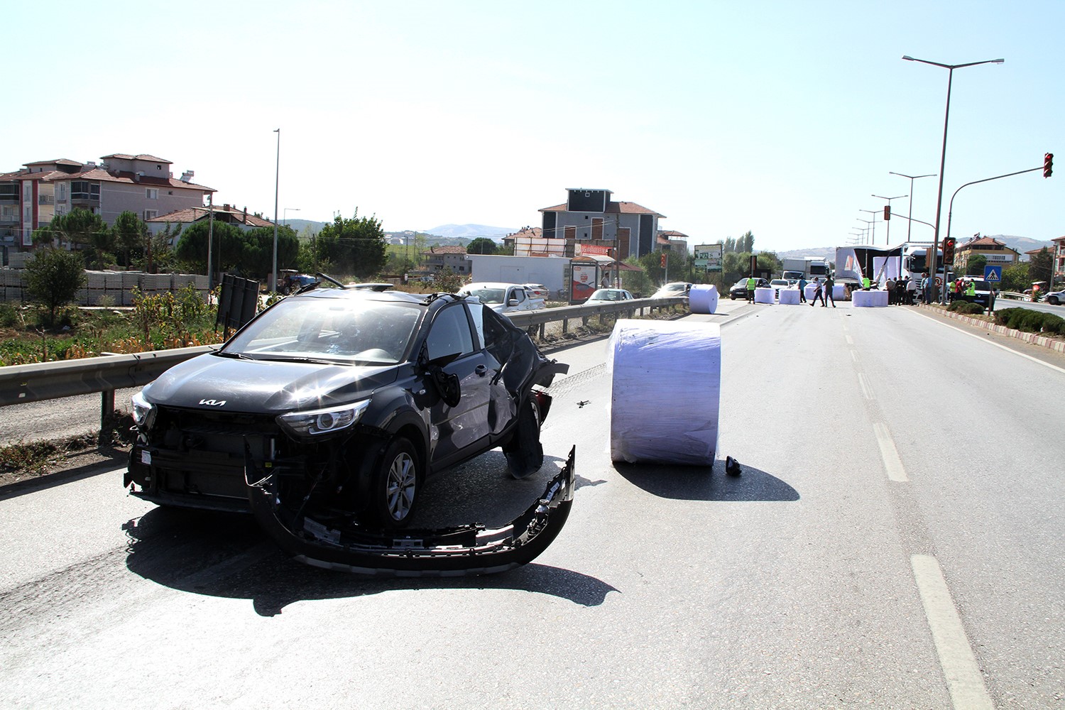 Manisa'da kağıt bobini otomobilin üzerine düştü!-3