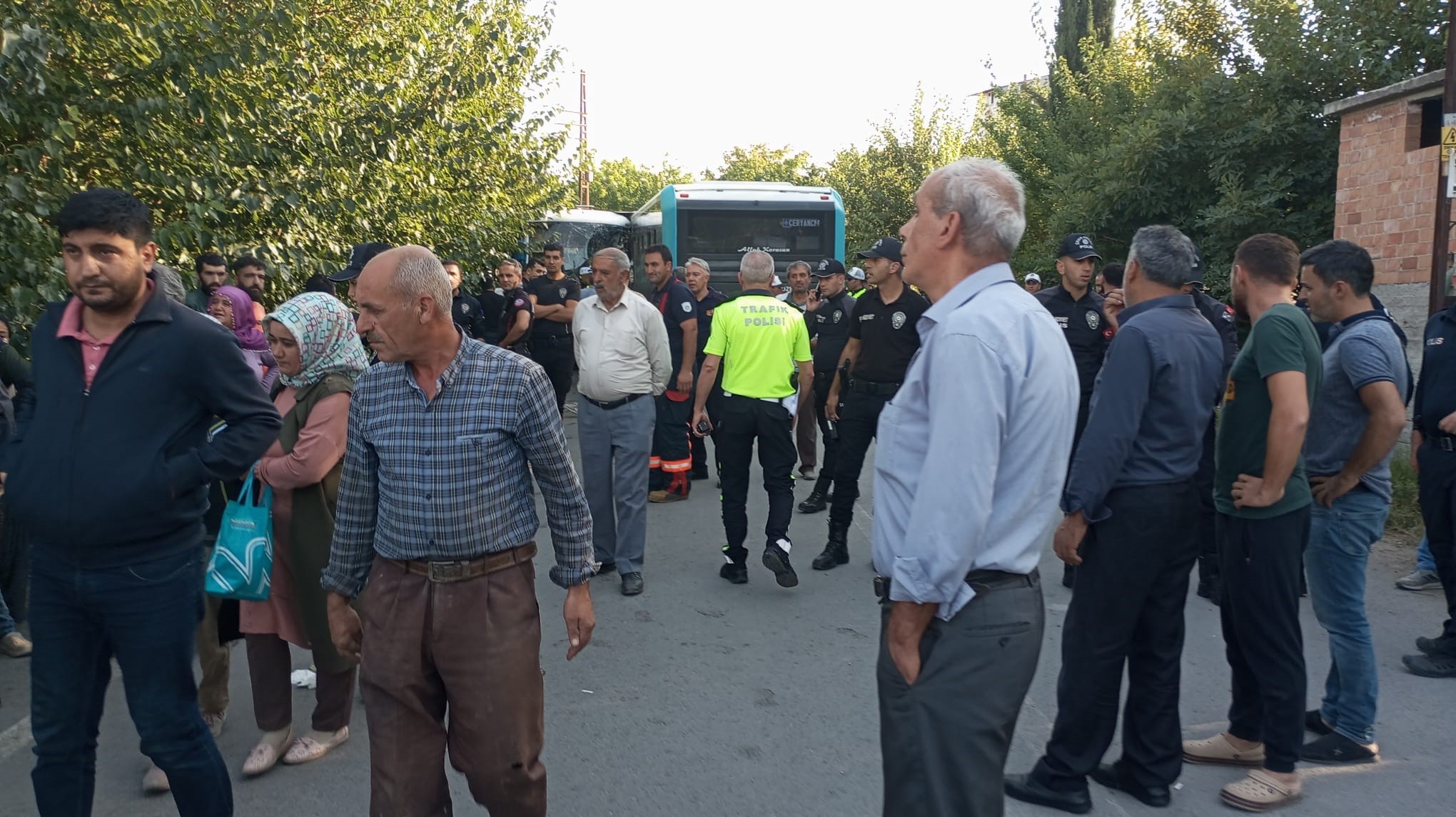 Öğrenci servisi ile belediye otobüsü çarpıştı: Çok sayıda yaralı var-1