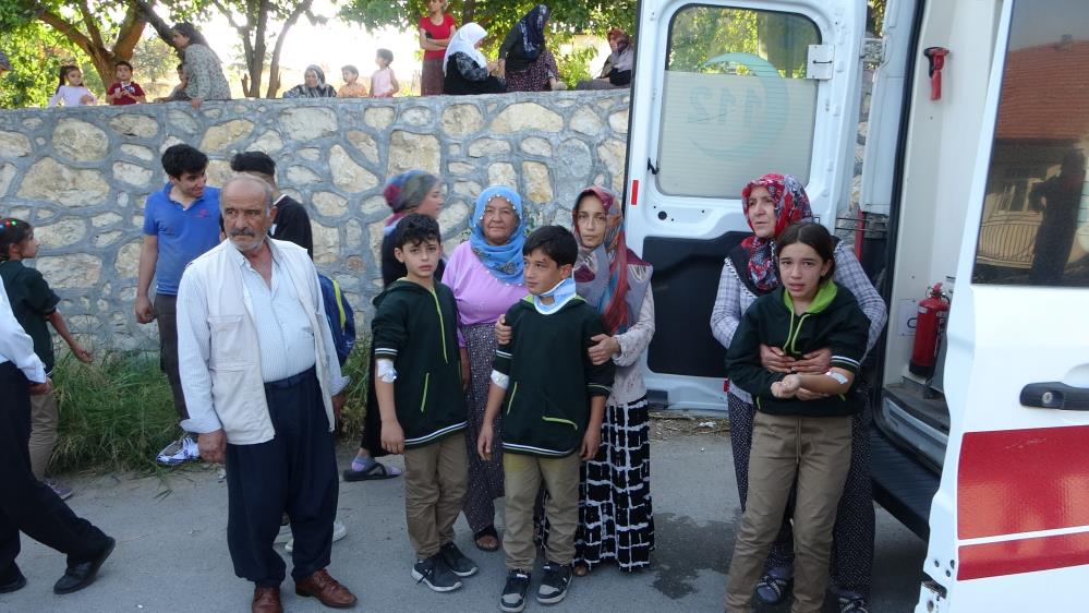 Halk otobüsü ile öğrenci servisi kafa kafaya çarpıştı: 25 yaralı