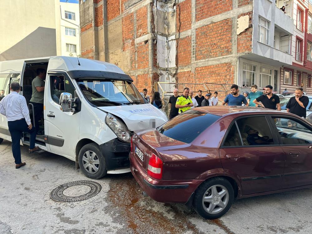 Okul servisi ile otomobil çarpıştı: 7 yaralı