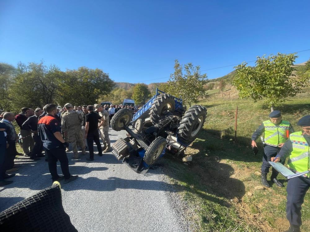 Traktör şarampole yuvarlandı: Sürücü hayatını kaybetti!