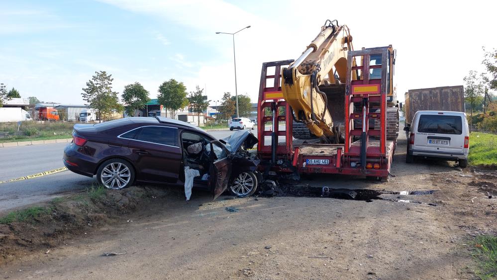 Otomobil tıra ok gibi saplandı: 1 ölü