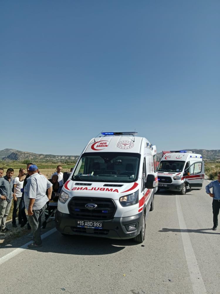 Burdur'da iki otomobil kafa kafaya çarpıştı: 6 yaralı