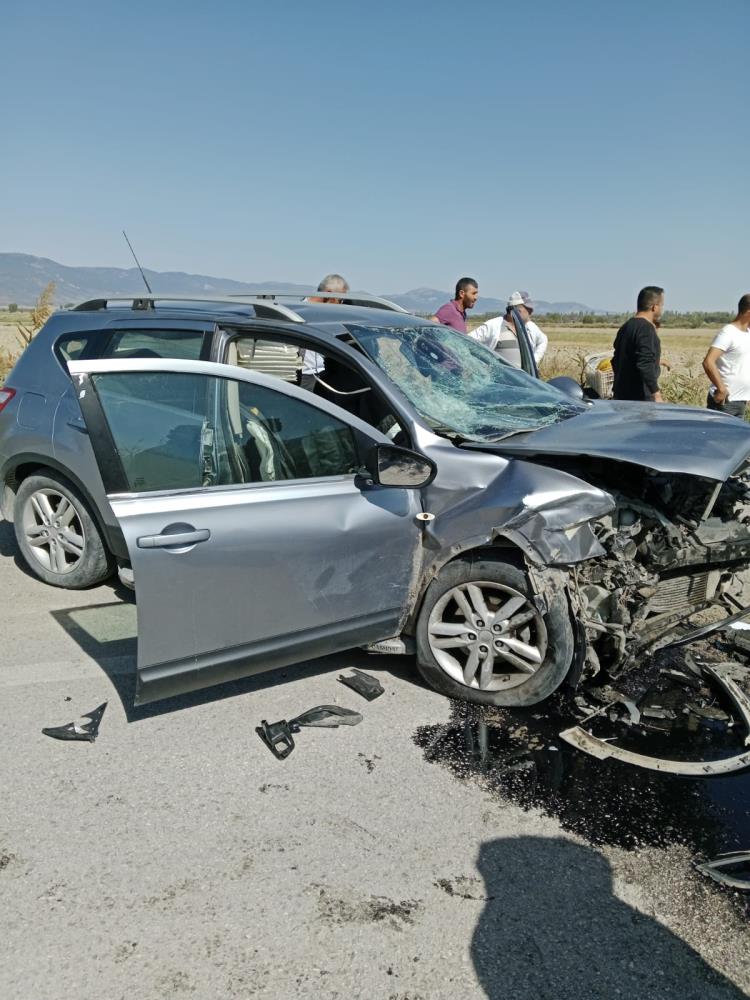 Burdur'da iki otomobil kafa kafaya çarpıştı: 6 yaralı-1