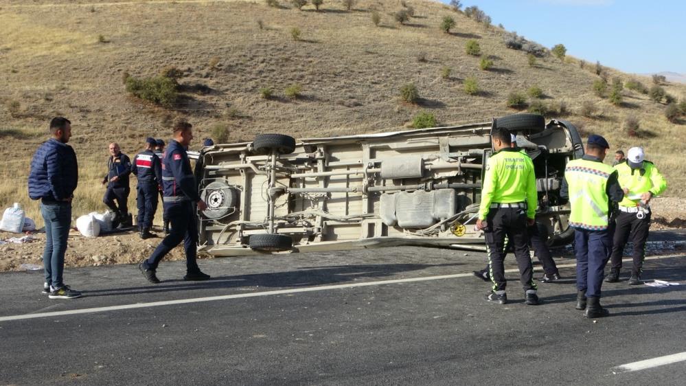 Kontrolden çıkan yolcu minibüsü devrildi: 17 yaralı