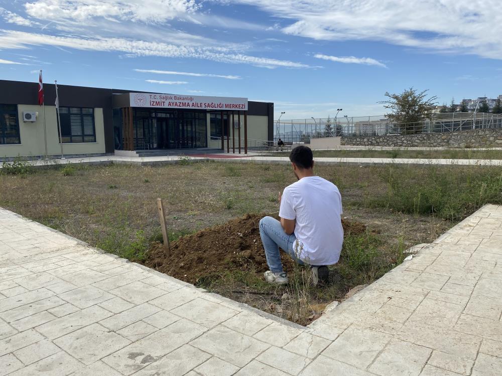 Peyzaj beklerken mezar görüntüsüyle karşılaştılar - Sağlık ocağına gelenler dua ediyor