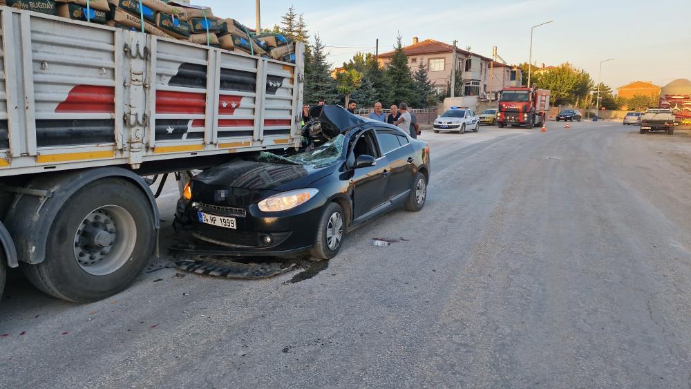 Otomobil çimento yüklü tırın altına girdi: 1'i ağır 4 yaralı