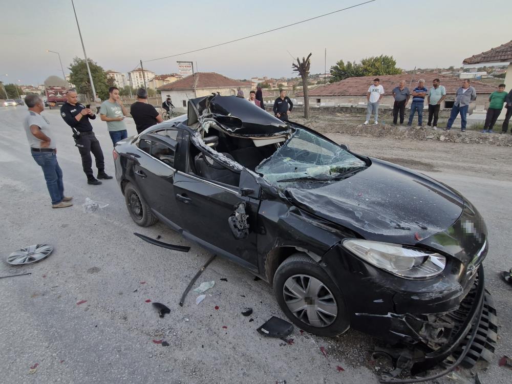 Otomobil çimento yüklü tırın altına girdi: 1'i ağır 4 yaralı