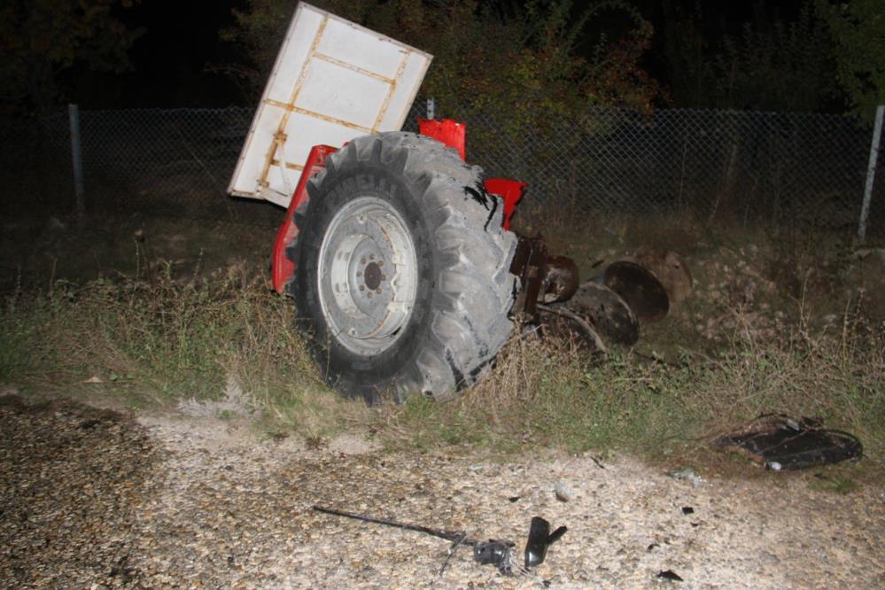 otomobille çarpışan traktör ikiye bölündü