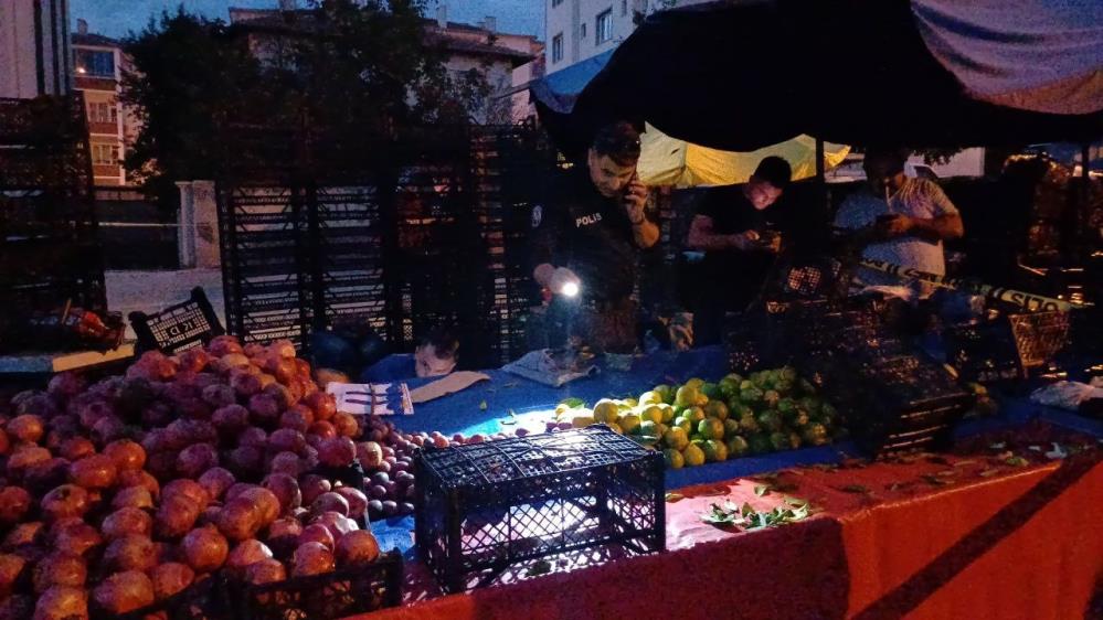 Aralarında husumet bulunan pazarcıyı tezgahı başında vurdu