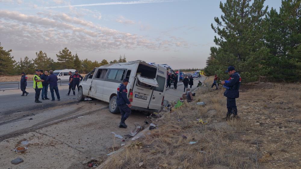 Kontrolden çıkan minibüs devrildi: 2 ölü 13 yaralı