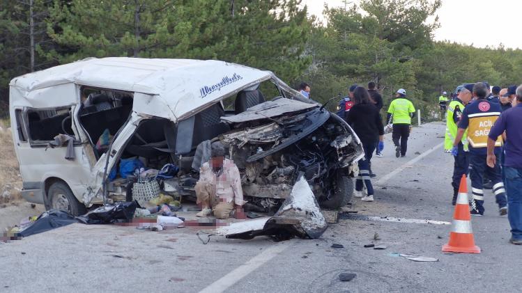 Kontrolden çıkan minibüs devrildi: 2 ölü 13 yaralı