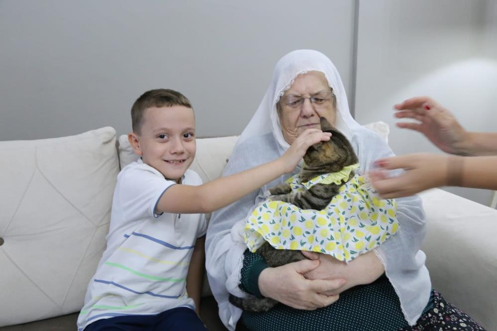 Manisalı Rukiye Nine ve kedisi Tülin sosyal medyanın yeni fenomeni oldu