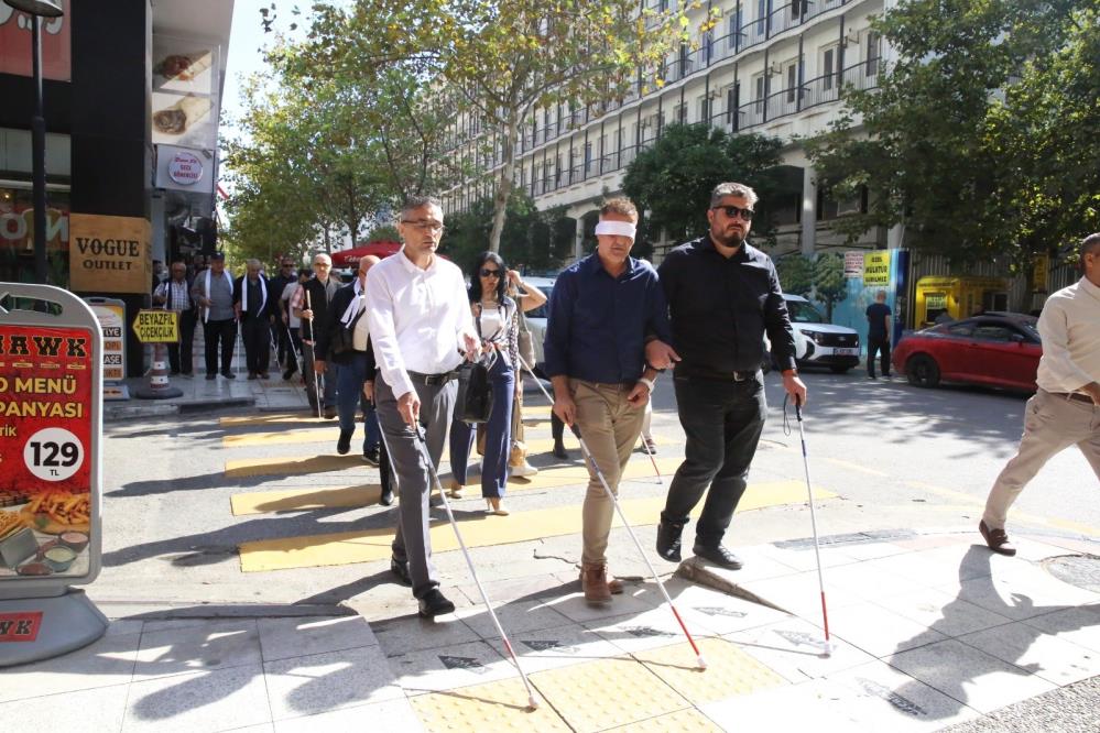 Manisa'da görme engellilere destek yürüyüşü