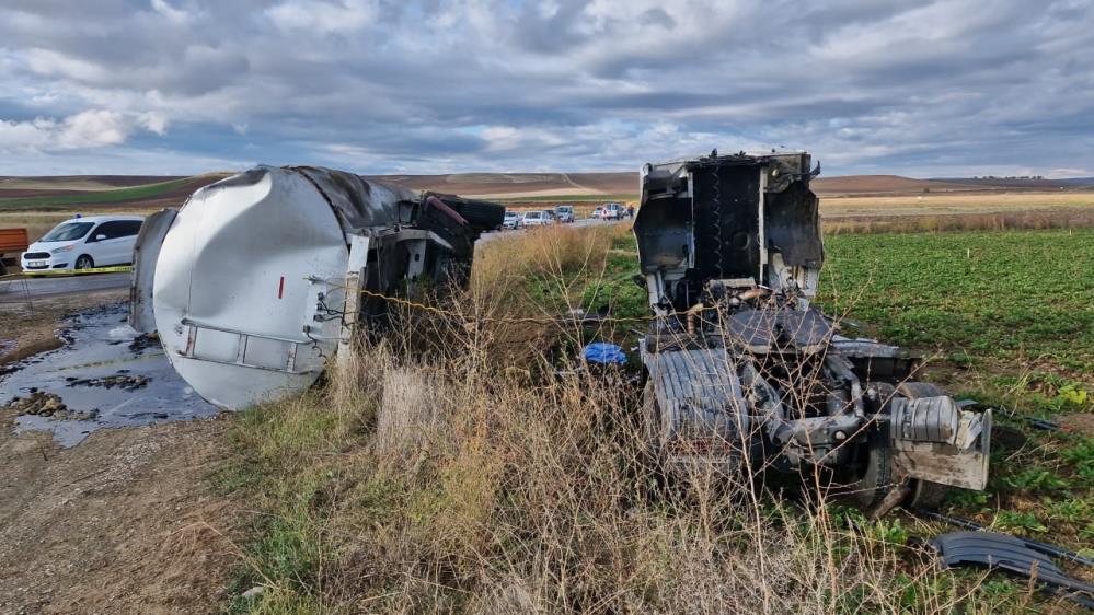 Tarım işçilerini taşıyan minibüsle tanker çarpıştı! 1 ölü 17 yaralı