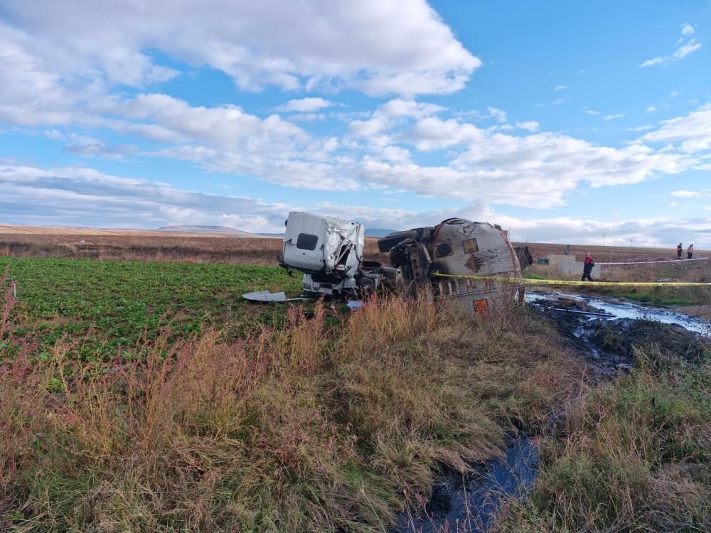 Tarım işçilerini taşıyan minibüsle tanker çarpıştı! 1 ölü 17 yaralı