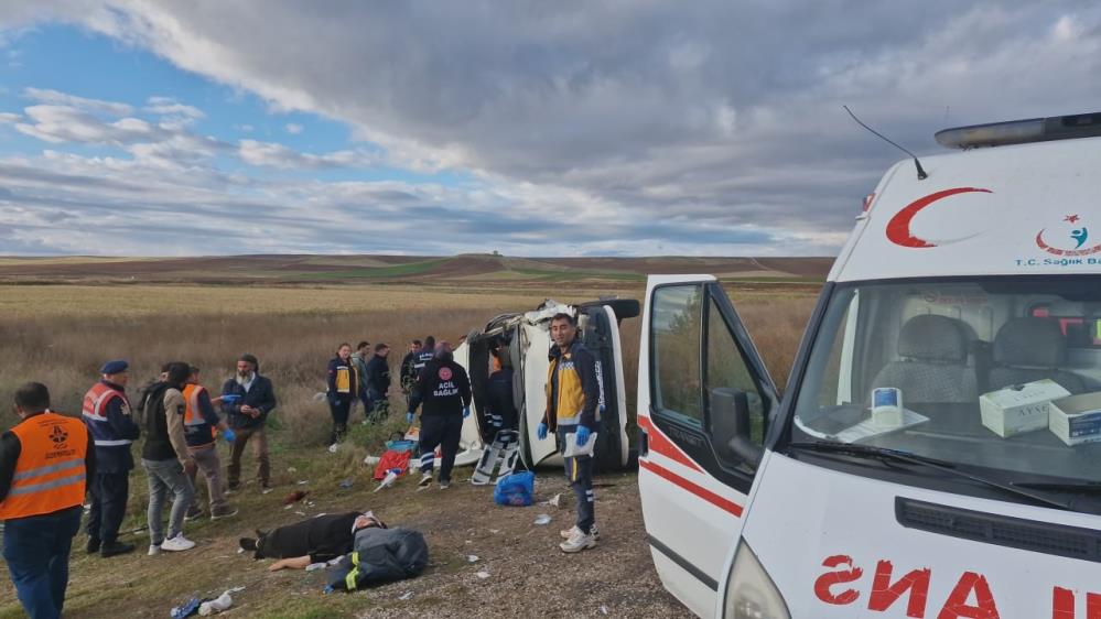 Tarım işçilerini taşıyan minibüsle tanker çarpıştı! 1 ölü 17 yaralı