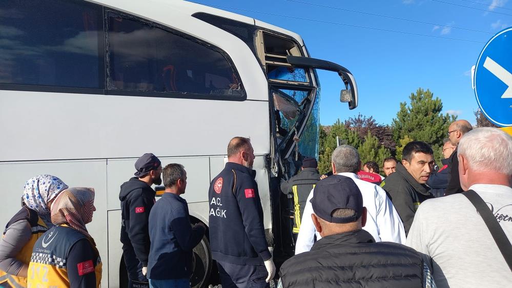 Edinilen bilgiye göre, Özdemir K. (59) idaresindeki 35 CAU 160 plakalı yolcu otobüsü, Gebeceler beldesi kavşağında Osman G.’nin (52) kullandığı 03 BA 974 plakalı kamyona arkadan çarptı. Kazada 20 kişi yaralanırken, 17'sinin ayakta tedavi edildiği, 3'nün i