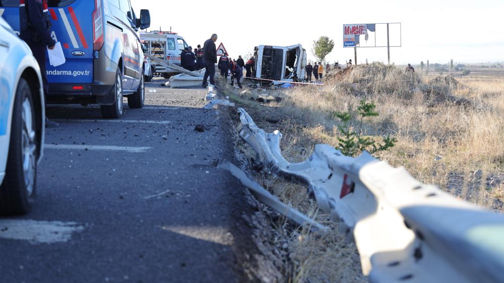 Tur otobüsü şarampole devrildi: 6 ölü,29 yaralı