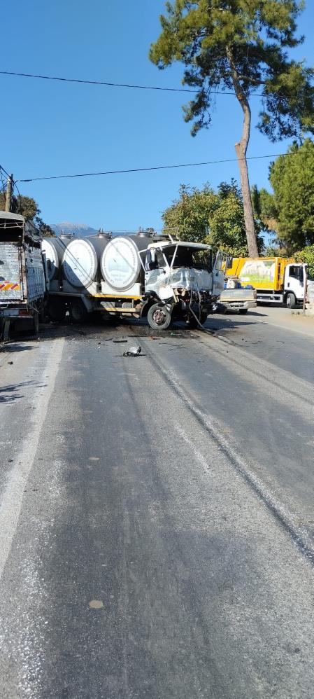 İzmir'de iki kamyon kafa kafaya çarpıştı: 2 yaralı