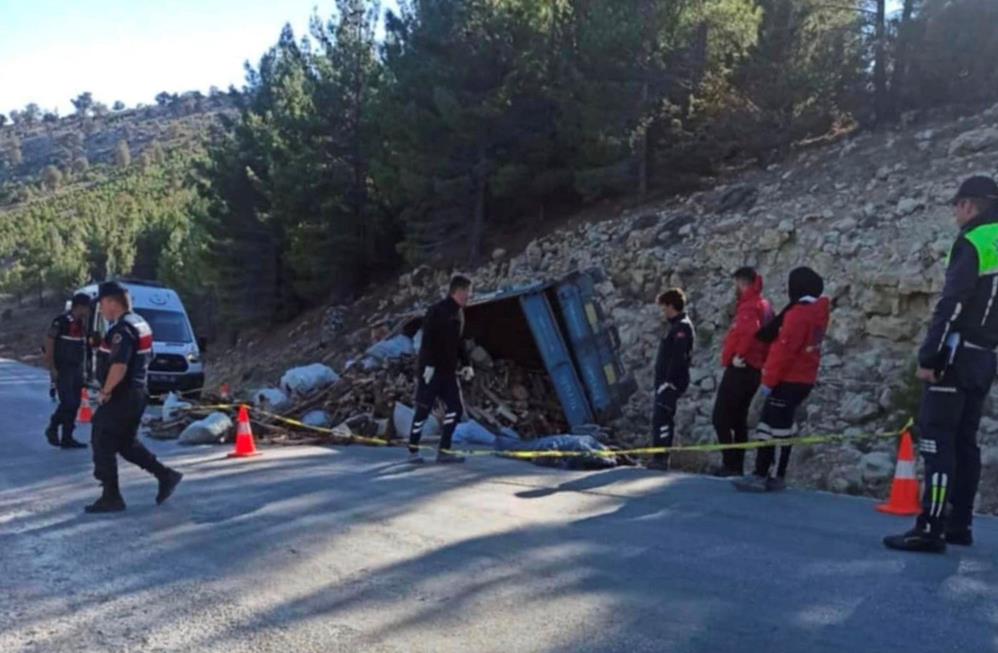 Traktörün devrilmesi sonucu, 1 kişi öldü 1 kişi de yaralandı