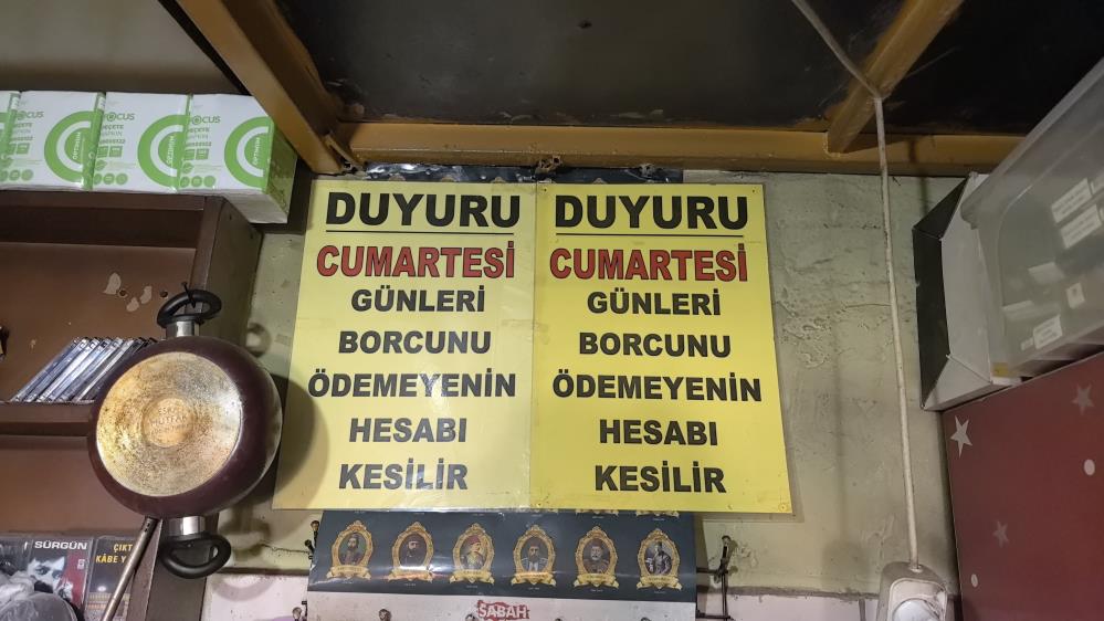 Büfenin her yeri, borcuna sadık kalmayanlara yazılan notlarla dolu