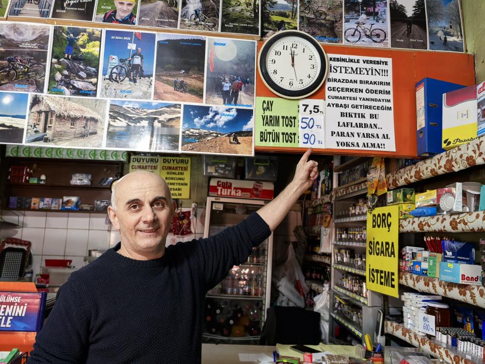 Büfenin her yeri, borcuna sadık kalmayanlara yazılan notlarla dolu