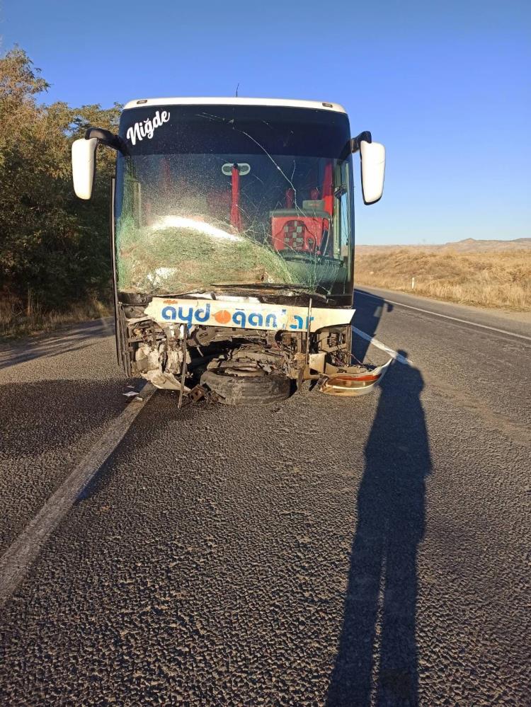 Yolcu otobüsüyle çarpışan otomobildeki sürücü yaşamını yitirdi