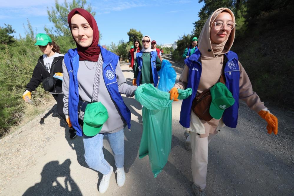 Manisa’da el ele verip ormanı temizlediler