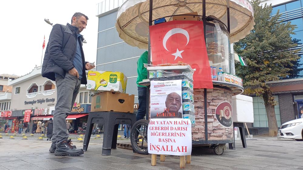 Simitçi, Gülen'in ölümünün ardından vatandaşlara tatlı dağıttı