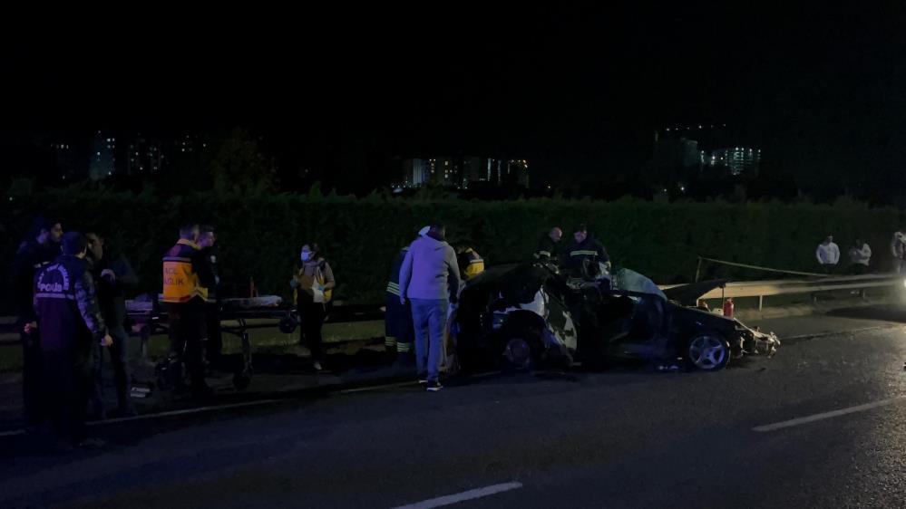 Otomobilin hurdaya döndüğü kazada 1 kişi öldü,1 kişi yaralandı