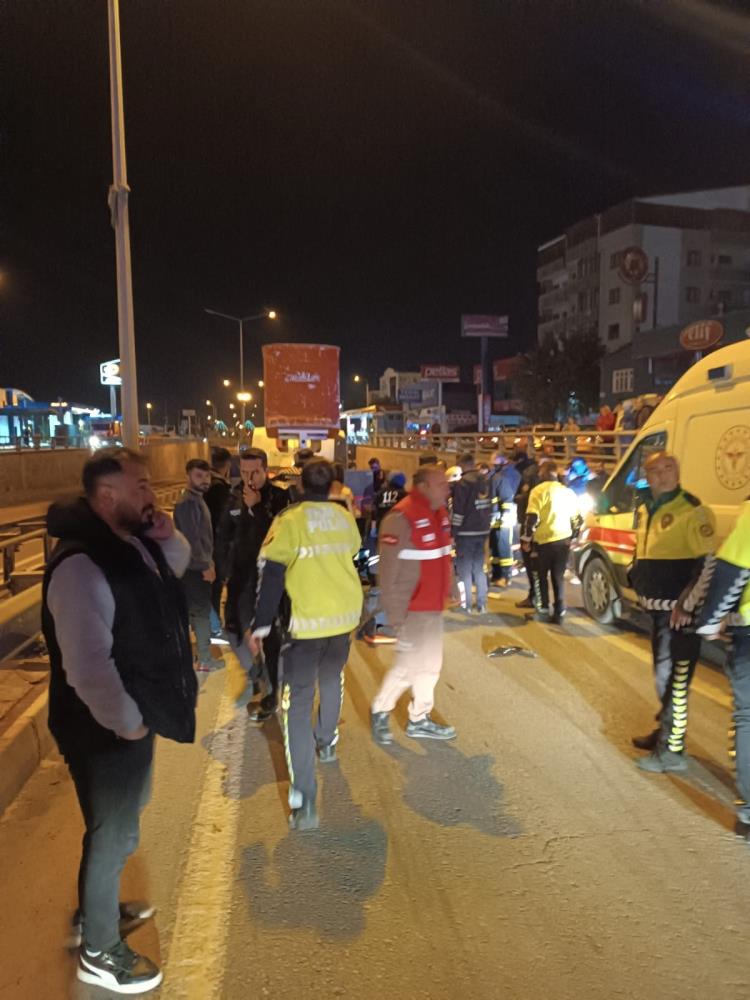 Motosiklet vince çarptı: 1 ölü 2 yaralı