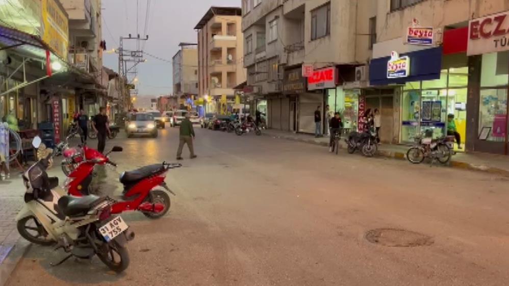 Otomobil ile çarpışan motosiklet sürücüsünün havaya uçtu