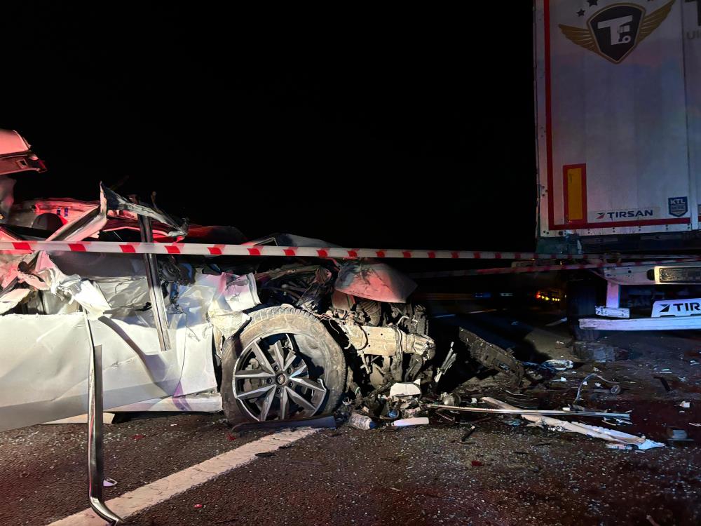 Tıra arkadan çarpan otomobil kağıt gibi ezildi: 2 ölü