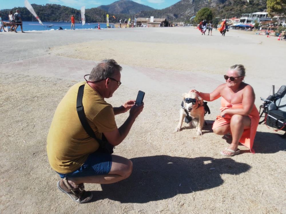 Manisalı öğretmen köpeğiyle bin 700 metreden atladı