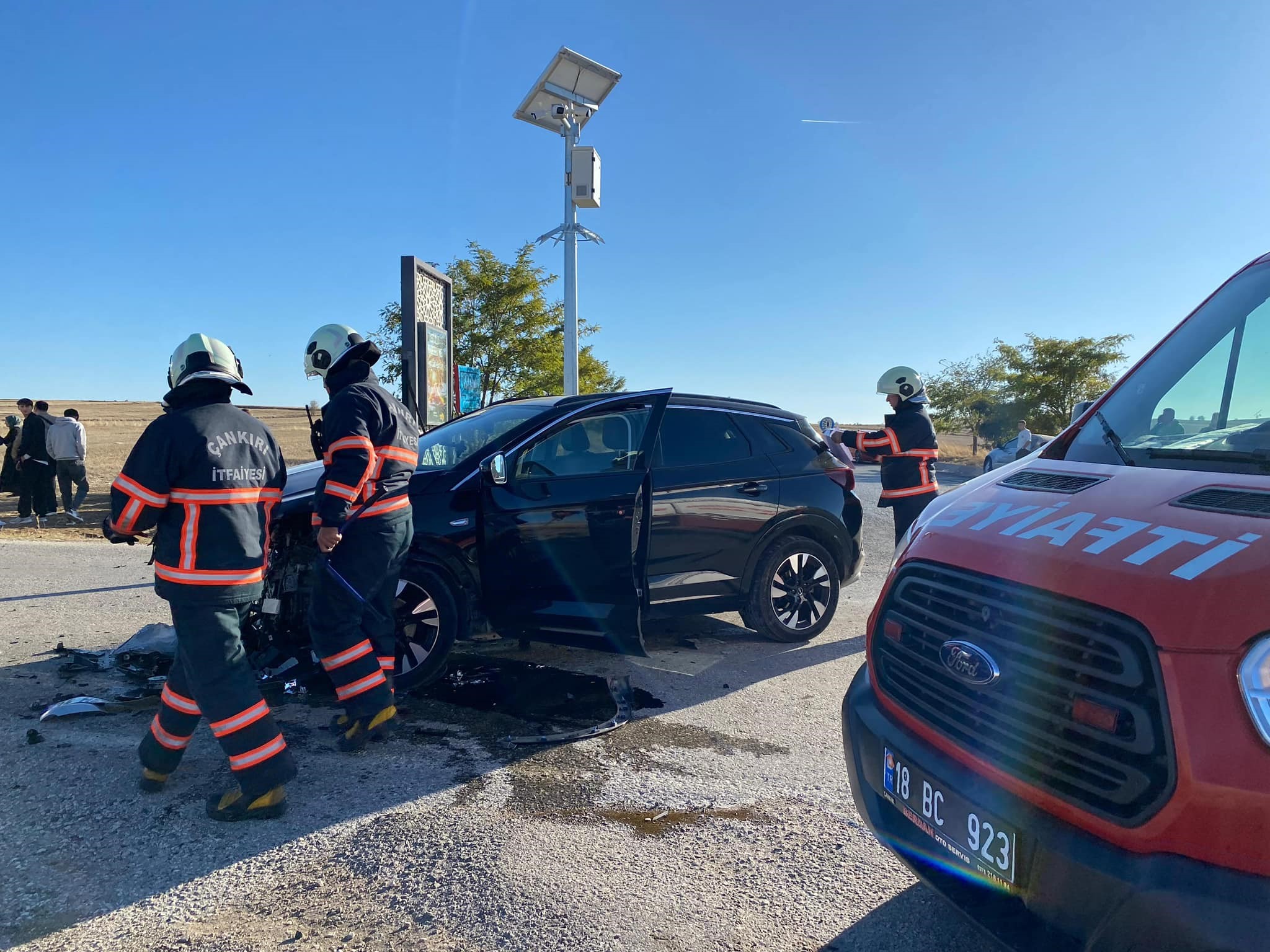 İki otomobilin çarpıştığı kazada 9 kişi yaralandı-1