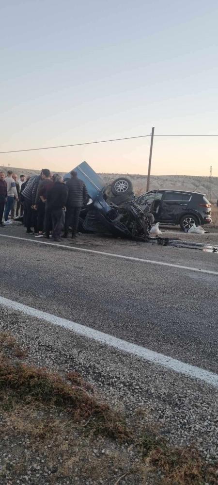 Hafif ticari araç ile otomobil kafa kafaya çarpıştı: 2 ölü 2 yaralı