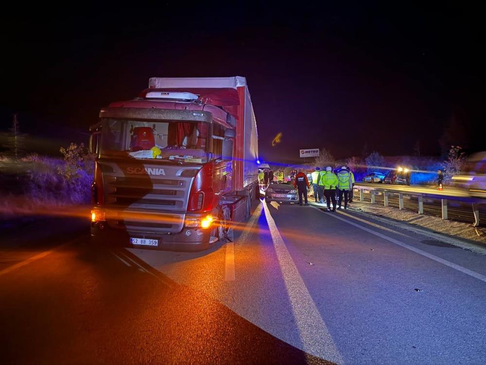 Tırın dorsesine çarpan otomobil hurdaya döndü: 1 ölü