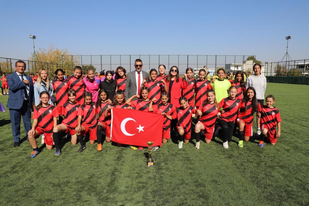 Genç Kızlar Futbol Turnuvasının şampiyonu Soma Zafer Spor oldu!