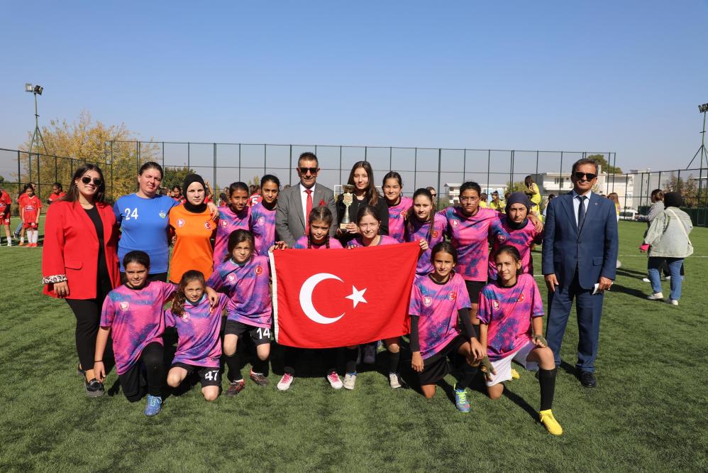 Genç Kızlar Futbol Turnuvasının şampiyonu Soma Zafer Spor oldu!