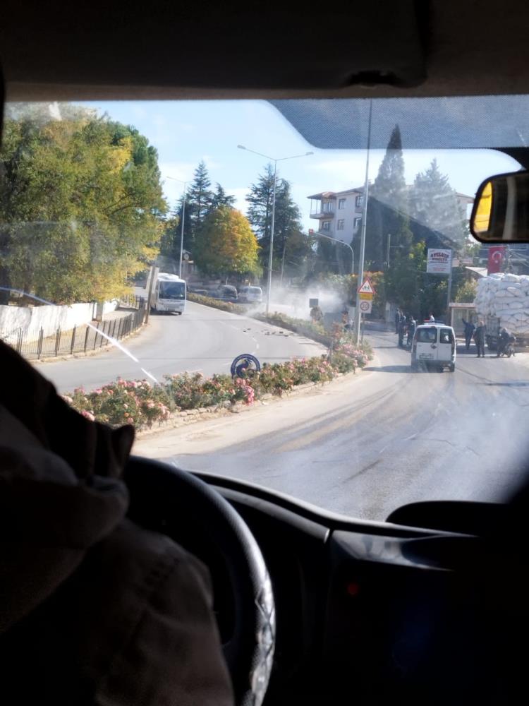 Denizli'de otomobil refüje çarpıp yan yattı: 2 yaralı-1