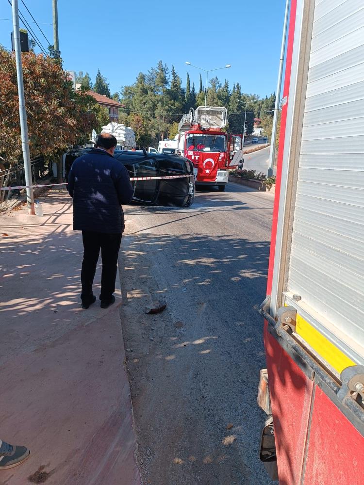 Denizli'de otomobil refüje çarpıp yan yattı: 2 yaralı