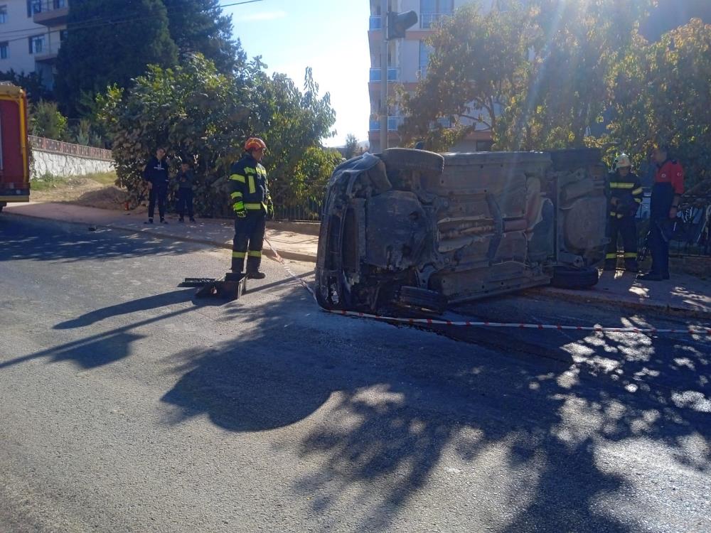 Denizli'de otomobil refüje çarpıp yan yattı: 2 yaralı